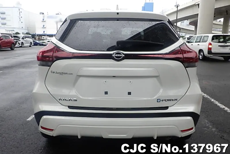 Nissan Kicks in Pearl White for Sale Image 5