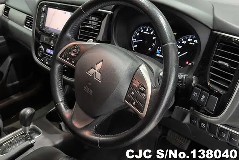 Mitsubishi Outlander in White for Sale Image 2