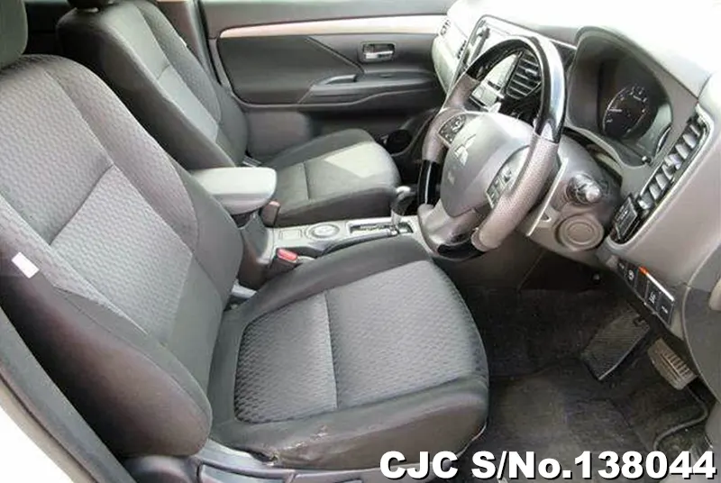 Mitsubishi Outlander in White for Sale Image 5