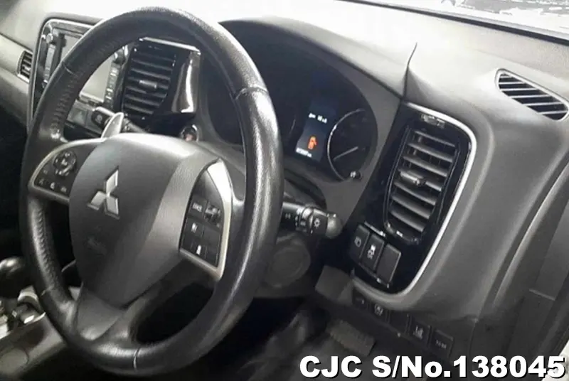 Mitsubishi Outlander in White for Sale Image 8