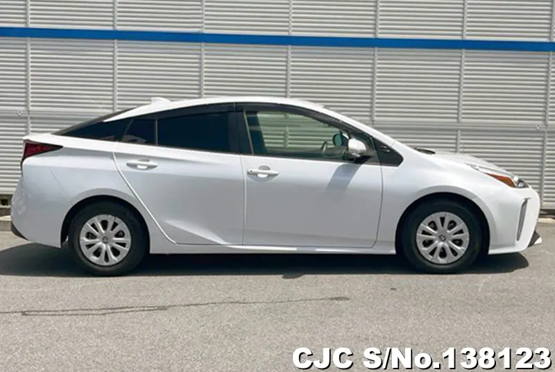 Toyota Prius in Pearl for Sale Image 5
