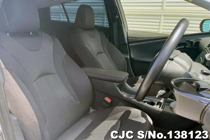 Toyota Prius in Pearl for Sale Image 8
