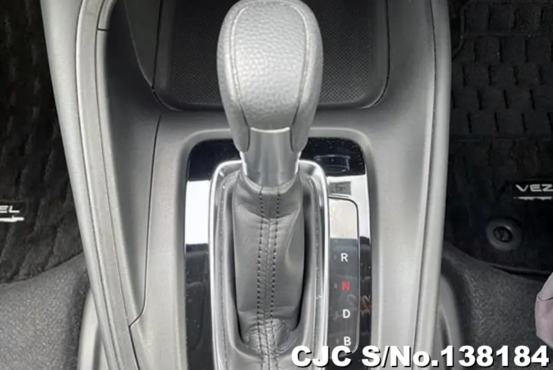 Honda Vezel in White for Sale Image 6