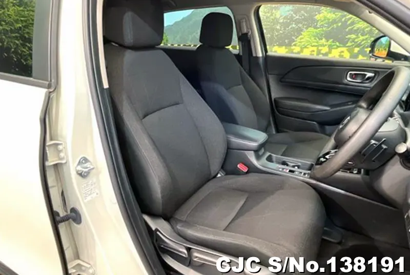 Honda Vezel in White for Sale Image 9