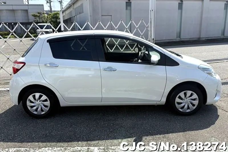 Toyota Vitz in Pearl for Sale Image 6