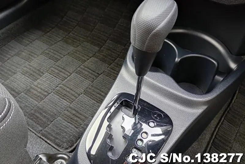 Toyota Vitz in White for Sale Image 17