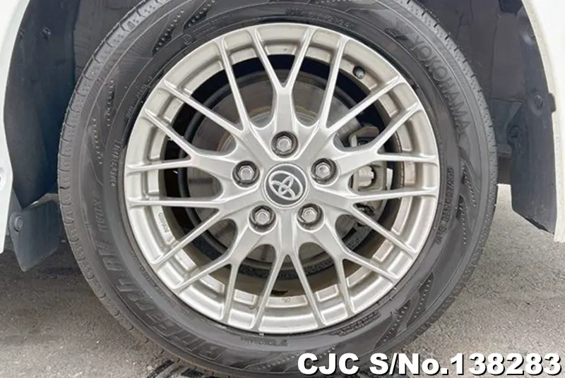 Toyota Voxy in White for Sale Image 5