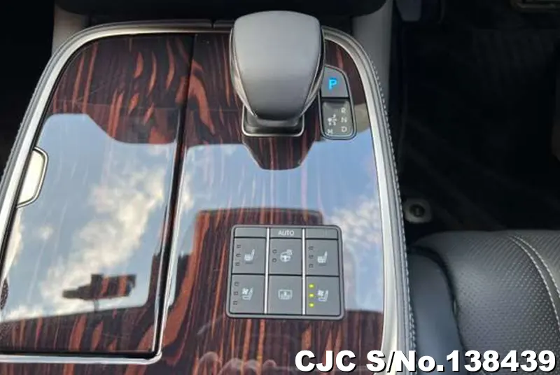 Lexus LS500H in Pearl for Sale Image 22
