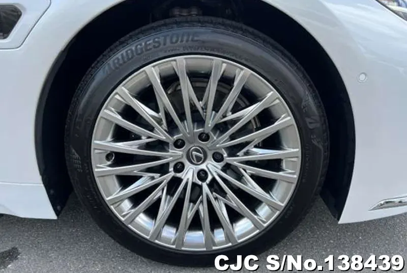 Lexus LS500H in Pearl for Sale Image 25