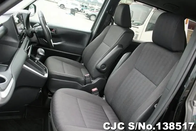 Toyota Noah in Black for Sale Image 10