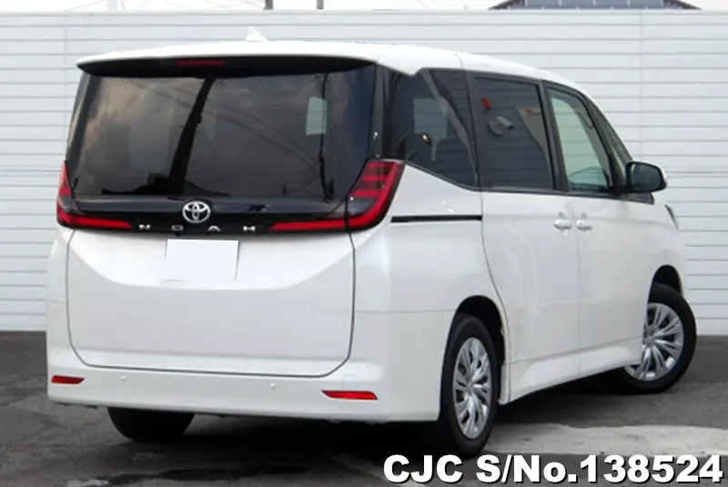 Toyota Noah in White for Sale Image 1