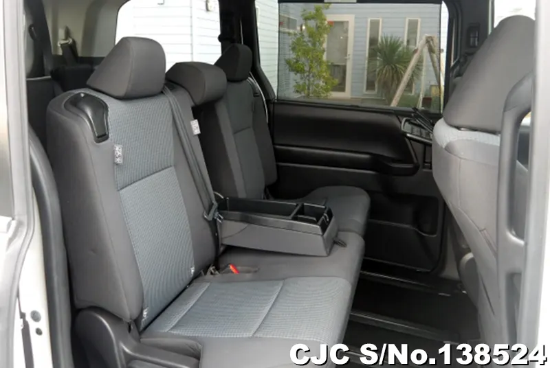 Toyota Noah in White for Sale Image 6