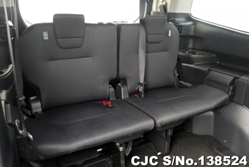 Toyota Noah in White for Sale Image 7