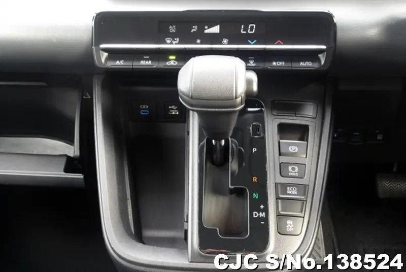 Toyota Noah in White for Sale Image 11