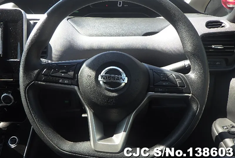 Nissan Serena in White for Sale Image 14