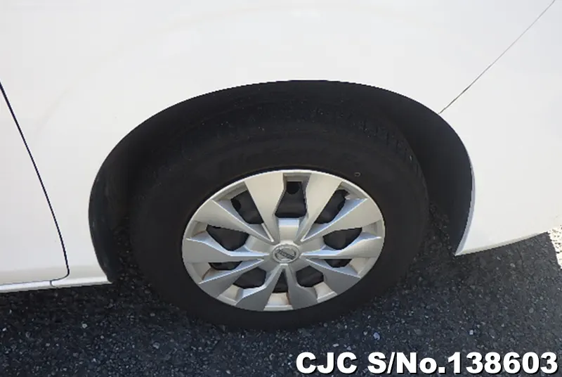 Nissan Serena in White for Sale Image 19