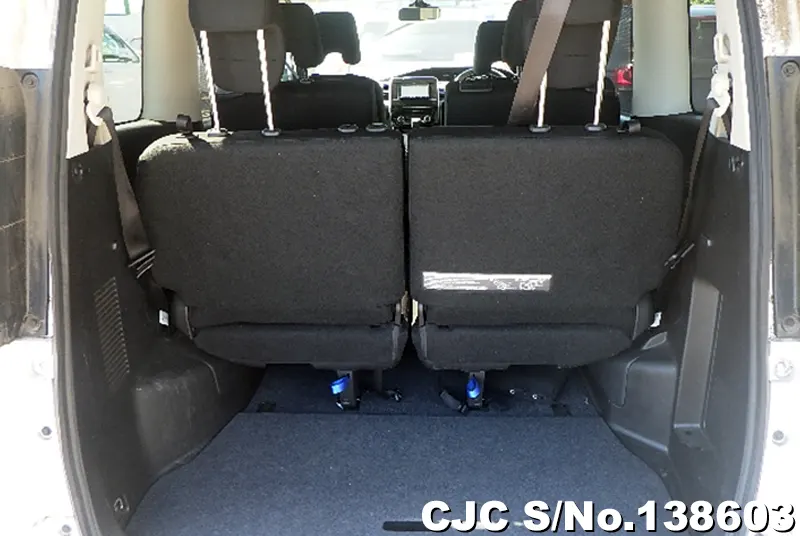 Nissan Serena in White for Sale Image 8