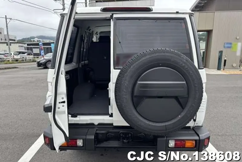 Toyota Land Cruiser in White for Sale Image 5