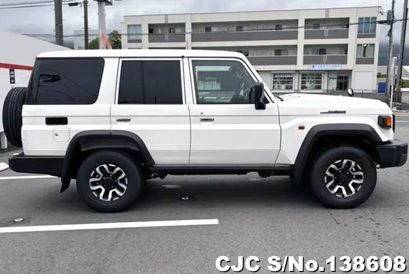 Toyota Land Cruiser in White for Sale Image 6