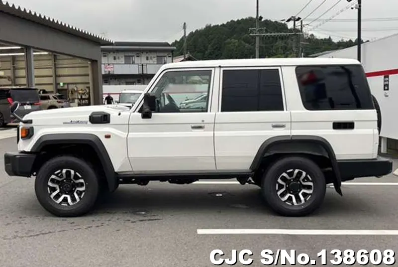 Toyota Land Cruiser in White for Sale Image 7