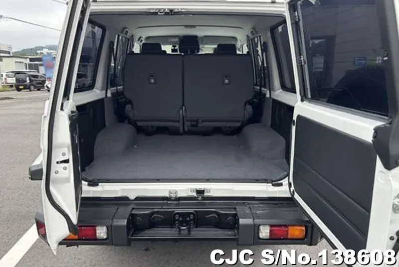 Toyota Land Cruiser in White for Sale Image 8