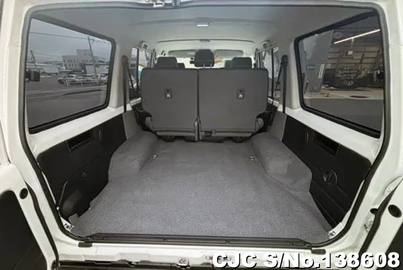 Toyota Land Cruiser in White for Sale Image 9
