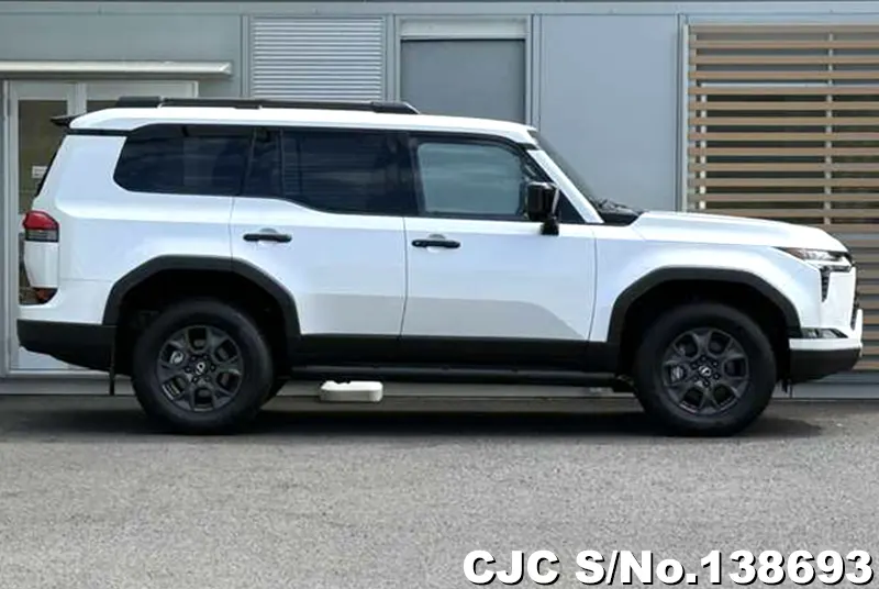 Lexus GX 550 in White for Sale Image 4