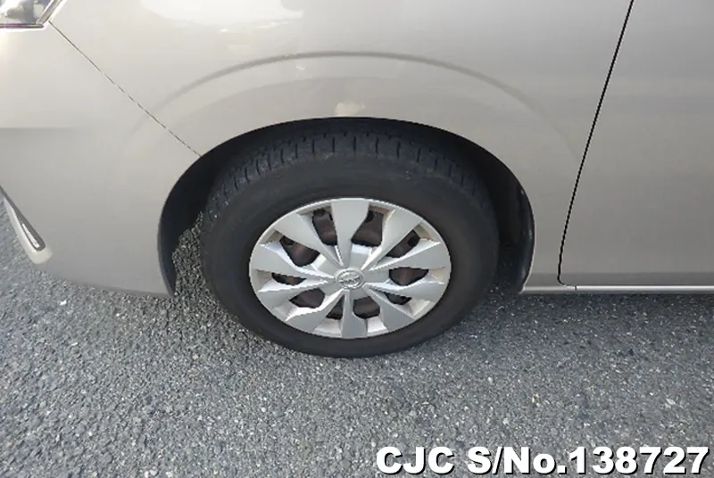 Nissan Serena in Beige for Sale Image 9