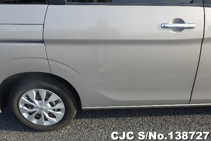 Nissan Serena in Beige for Sale Image 10