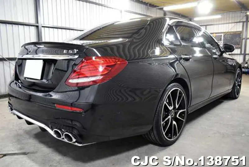 Mercedes Benz E Class in Black for Sale Image 2