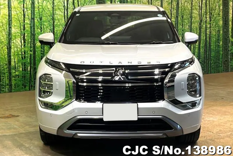 Mitsubishi Outlander in Pearl for Sale Image 3