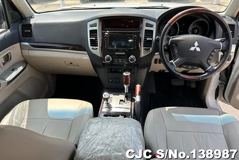 Mitsubishi Pajero in White for Sale Image 2