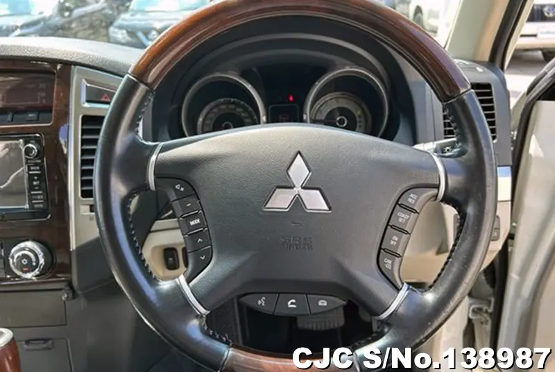 Mitsubishi Pajero in White for Sale Image 3