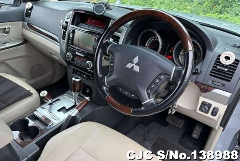 Mitsubishi Pajero in Silver for Sale Image 7