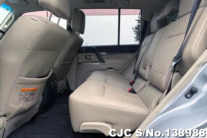 Mitsubishi Pajero in Silver for Sale Image 9