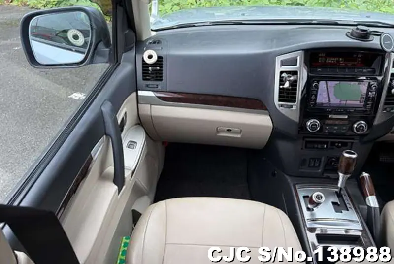 Mitsubishi Pajero in Silver for Sale Image 11
