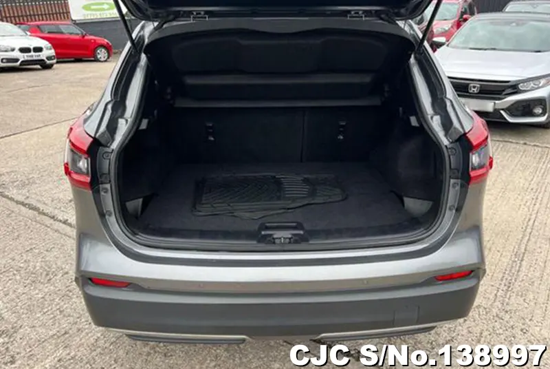 Nissan Qashqai in Gray for Sale Image 6