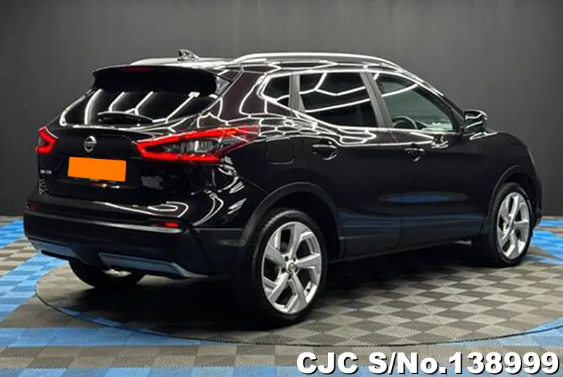 Nissan Qashqai in Black for Sale Image 2