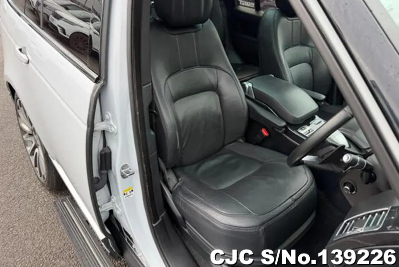 Land Rover Range Rover in White for Sale Image 13