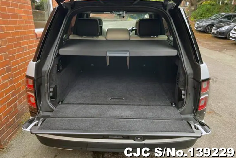 Land Rover Range Rover in Silver for Sale Image 4