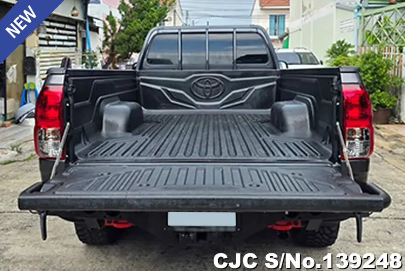 Toyota Hilux in Gray for Sale Image 6